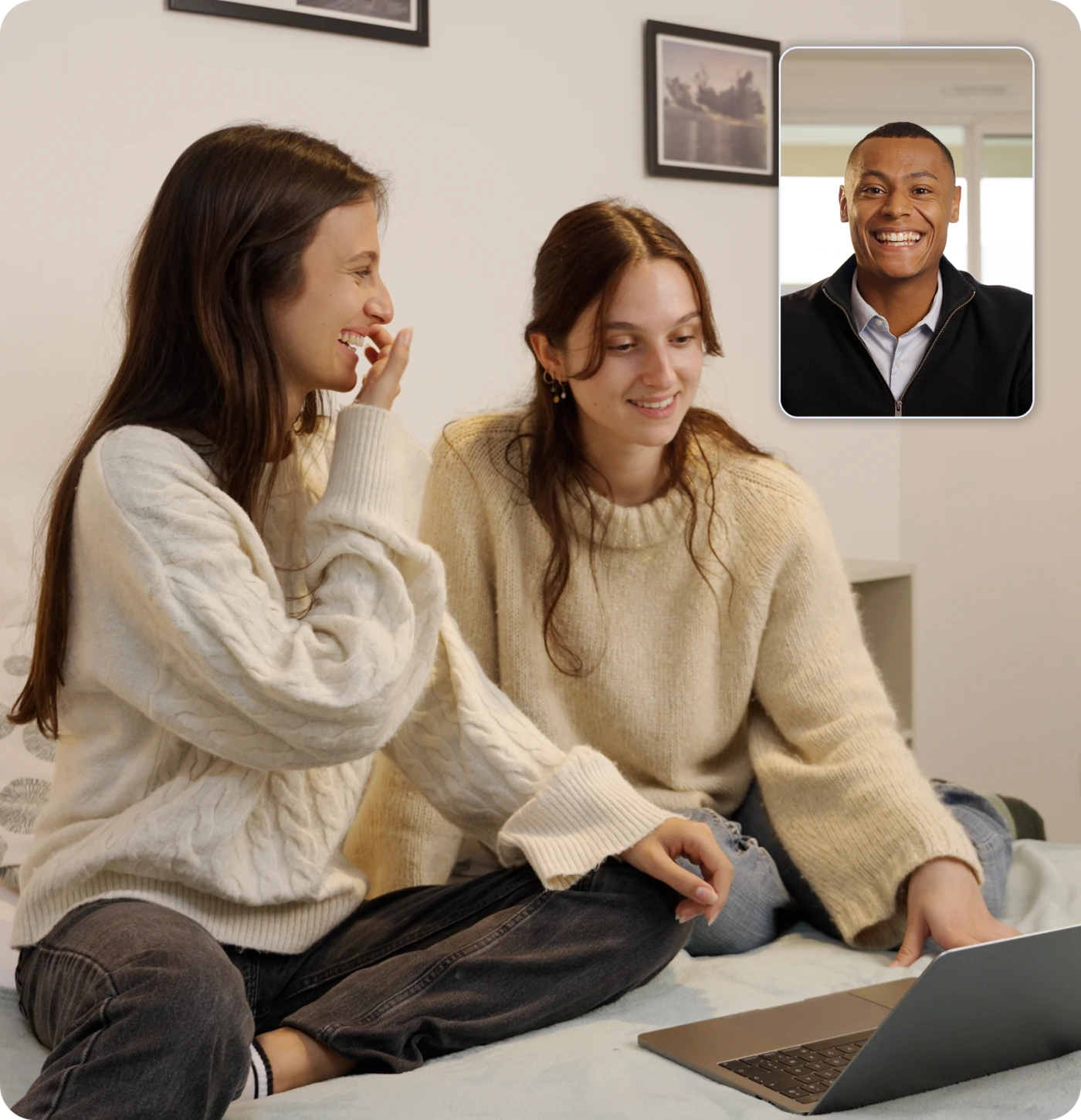 Deux lycéennes échangeant en visio avec un guide étudiant sur GuidMe